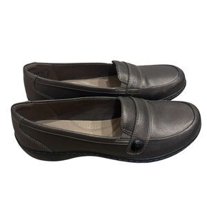 Clarks Womens Cora Daisy Loafer Size 9.5 M Brown Leather Slip On Flat Never Worn